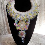 Envolée Fleurie ketting, lucite bloemen, parels en rocailles geborduurd in Haute-Couture stijl.